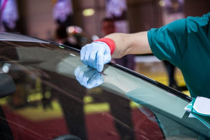 Mobile Windshield Repair Services Pros and Cons